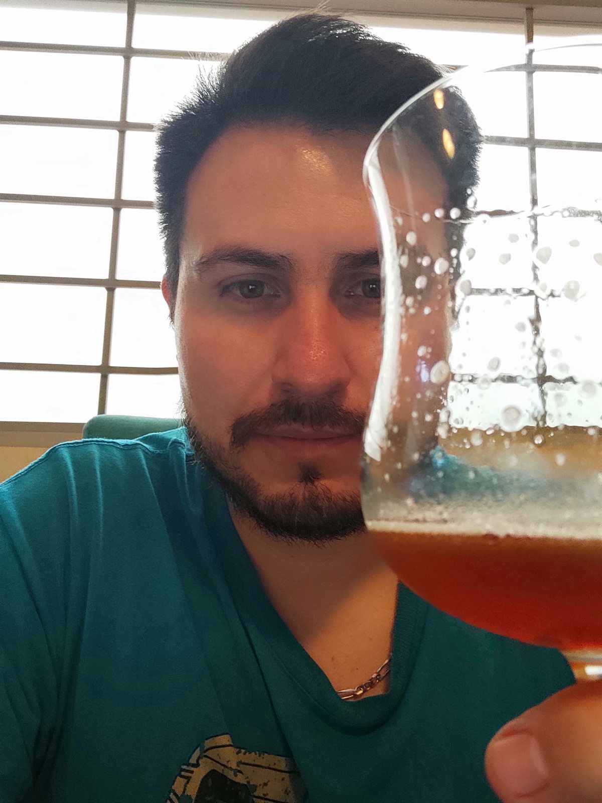 Miguel Anaya probando cerveza artesanal