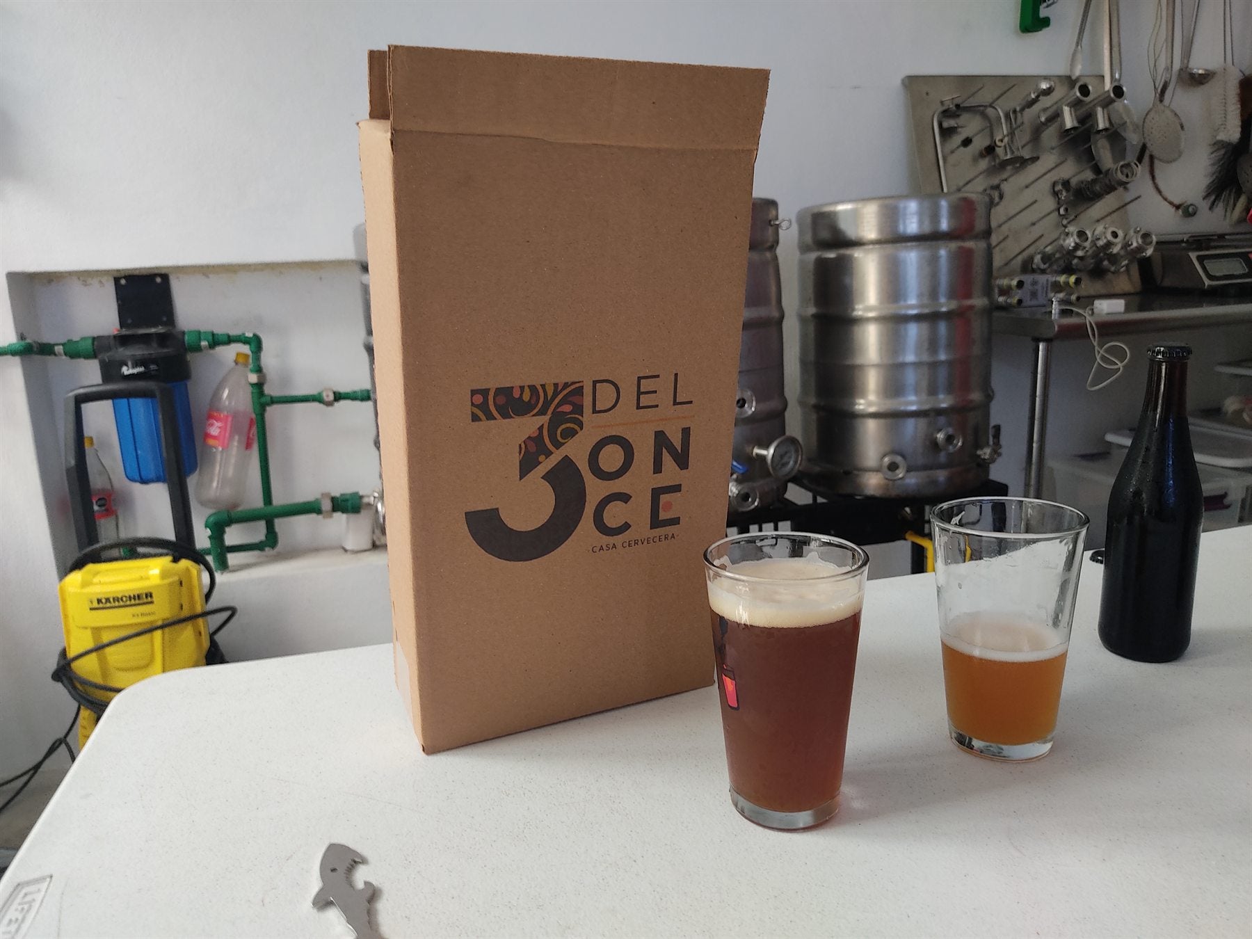Proceso cervecero real de 3 del once con caja y vasos